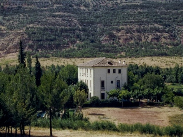 Granja escuela Atalaya de Alcaraz: Campamentos de verano La Atalaya- vista general de la casa y parte de la finca