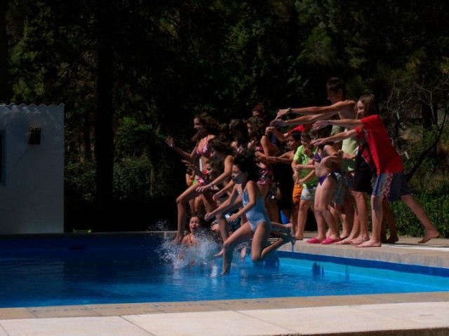 Granja escuela Atalaya de Alcaraz: Juegos en la piscina