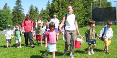 ¿Qué requisitos debe cumplir el campamento de verano que buscas?